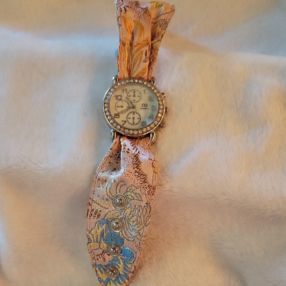 Elegant Floral Watch with Fabric Band